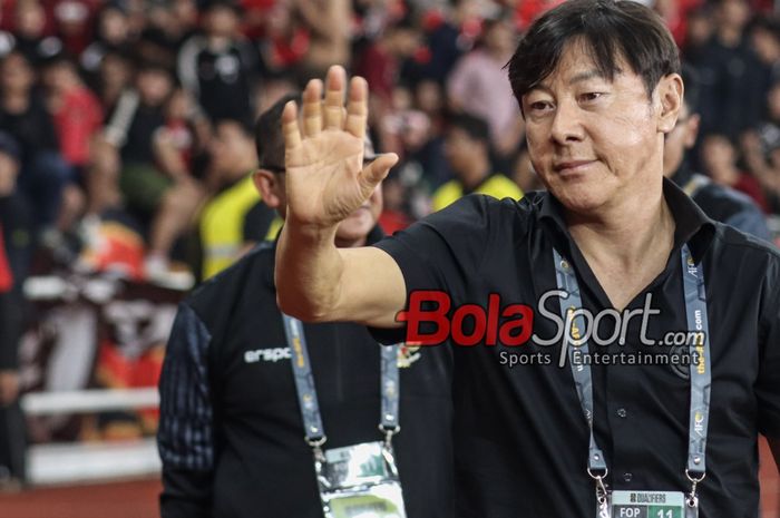 Pelatih timnas Indonesia, Shin Tae-yong, saat menyapa para penonton di Stadion Utama Gelora Bung Karno, Senayan, Jakarta, Selasa (11/6/2024).