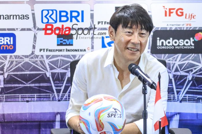 Pelatih timnas Indonesia, Shin Tae-yong, sedang memberikan keterangan kepada awak media di Media Center Stadion Utama Gelora Bung Karno, Senayan, Jakarta, Senin (19/6/2023) malam.