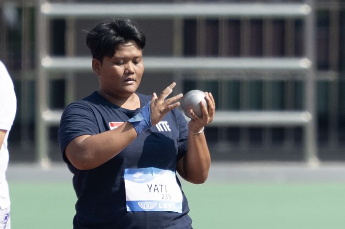 Suparni Yati dalam pertandingan Women's Shot Put F20 cabang olahraga para atletik Asian Para Games 2022 di Huanglong Sports Center Stadium, Hangzhou, China, Senin (23/10/2023). Suparni berhasil meraih medali perak dengan lemparan sejauh 11,12 meter