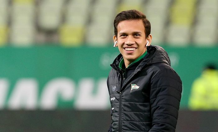 Egy Maulana Vikri Saat memasuki Stadion Energa Gdansk saat Lechia Gdansk  melawan Wisla Krakow, dalam lanjutan pekan ke-23 Ekstraklasa, Sabtu (23/2/2019) atau Minggu dini hari WIB.