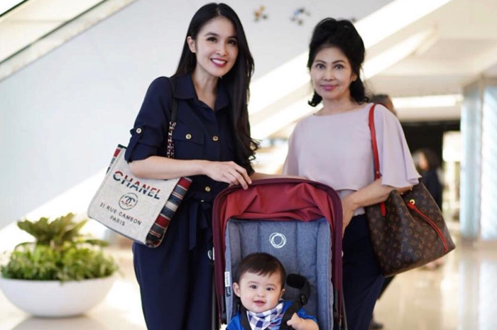 Ibu Sandra Dewi, Catharina Erliani, yang selalu tampil modis serta awet muda.