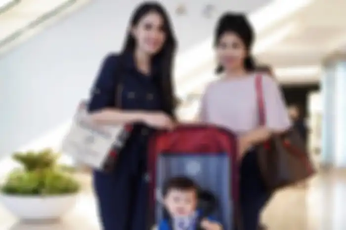 Ibu Sandra Dewi, Catharina Erliani, yang selalu tampil modis serta awet muda.