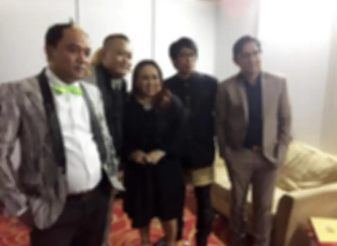 Komedian Azis Gagap beserta rekan-rekannya sesama artis