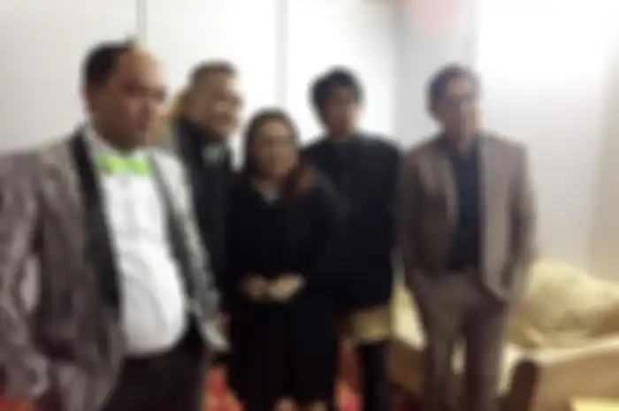 Komedian Azis Gagap beserta rekan-rekannya sesama artis