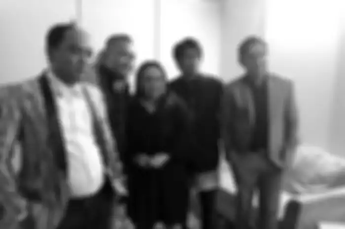 Komedian Azis Gagap beserta rekan-rekannya sesama artis