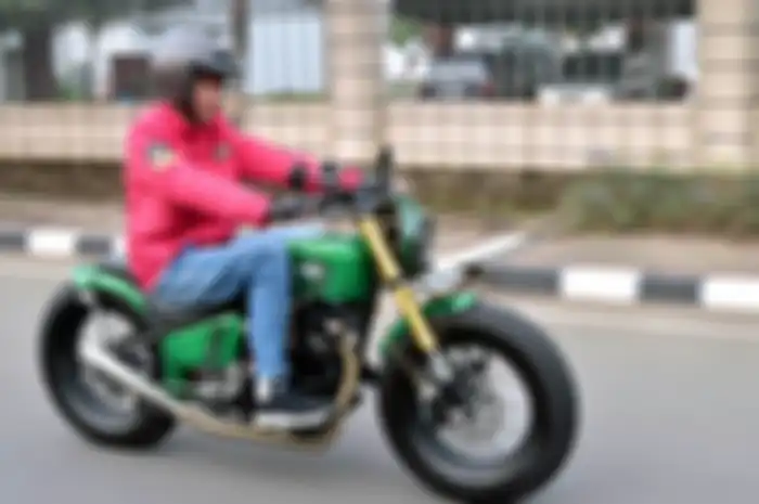 Jokowi riding dengan motor custom