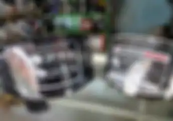 Trik Mencuci Flat Visor Biar Enggak Baret, Pakai Kain Ini