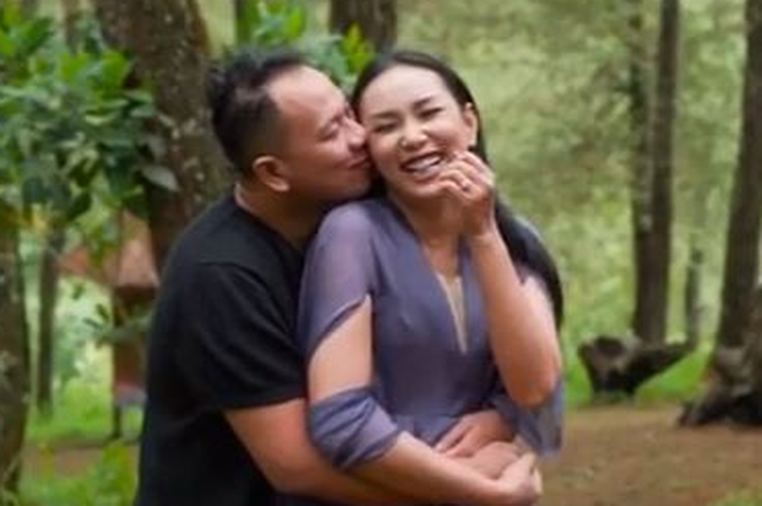 Kemesraan Vicky Prasetyo dan Kalina Ocktaranny