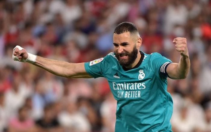 Karim Benzema merayakan gol Real Madrid ke gawang Sevilla dalam duel Liga Spanyol di Ramon Sanchez Pizjuan (17/4/2022).