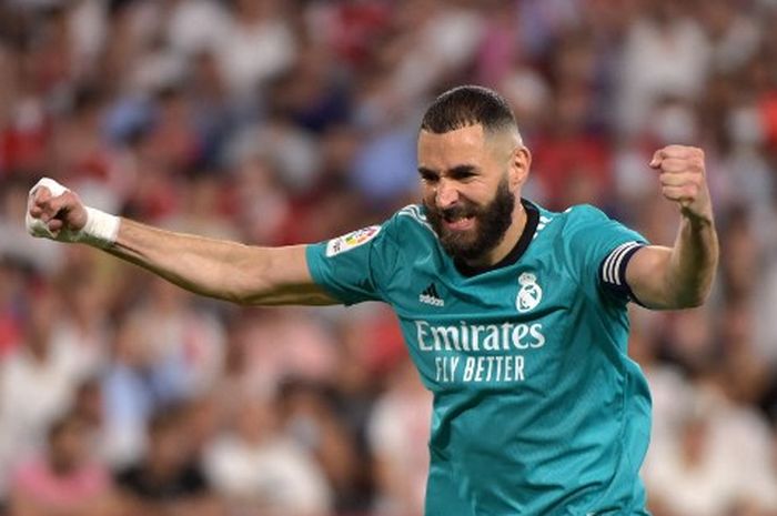 Karim Benzema merayakan gol Real Madrid ke gawang Sevilla dalam duel Liga Spanyol di Ramon Sanchez Pizjuan (17/4/2022).