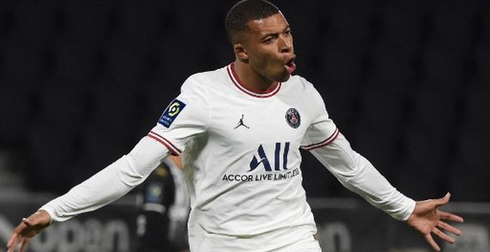 Striker Paris Saint-Germain, Kylian Mbappe, merayakan gol ke gawang Angers dalam laga Liga Prancis di Stadion Raymond-Kopa, Rabu (20/4/2022).