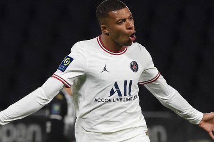 Striker Paris Saint-Germain, Kylian Mbappe, merayakan gol ke gawang Angers dalam laga Liga Prancis di Stadion Raymond-Kopa, Rabu (20/4/2022).