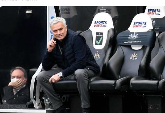 Ekspresi pelatih Tottenham Hotspur, Jose Mourinho, dalam laga Liga Inggris kontra Newcastle United di Stadion St. James' Park, Minggu (4/4/2021).