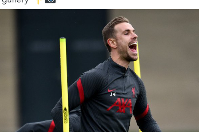 Kapten Liverpool, Jordan Henderson, ketika mengikuti sebuah sesi latihan.