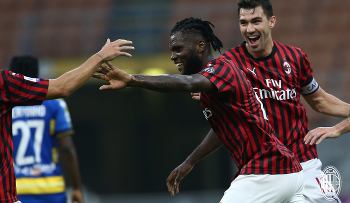 Gelandang AC Milan, Franck Kessie, merayakan gol yang dicetak ke gawang Parma dalam laga Liga Italia di Stadion San Siro, Rabu (15/7/2020).