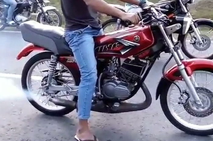 Motor 2-tak butuh perawatan khusus, seperti pada knalpotnya.