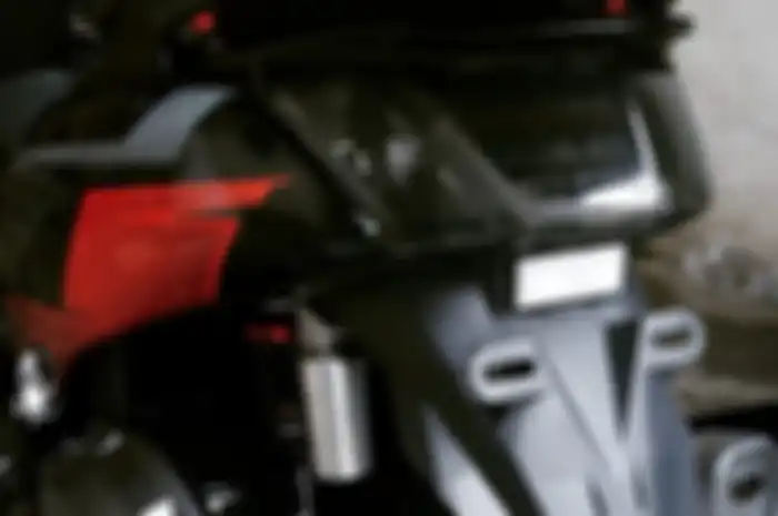 Sepatbor Yamaha NMAX dipotong dan dibentuk meruncing.