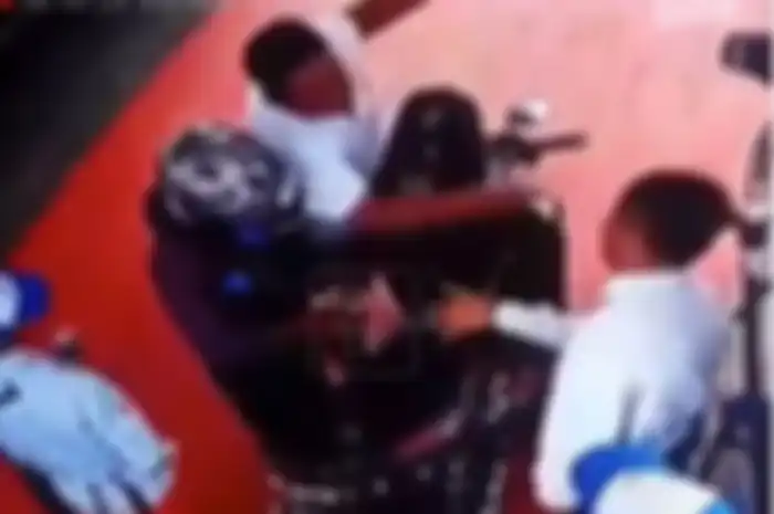 Petugas pom bensin ditampar pembeli di Semarang.