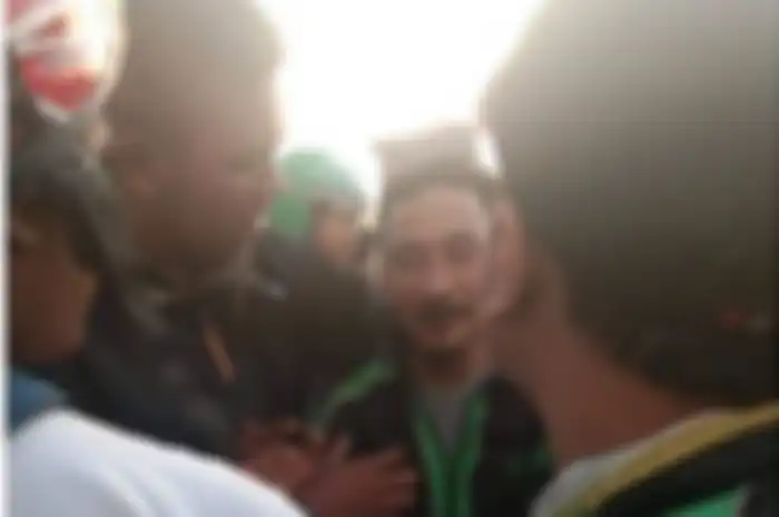 Driver ojol dipukul pengendara mobil di Makassar.