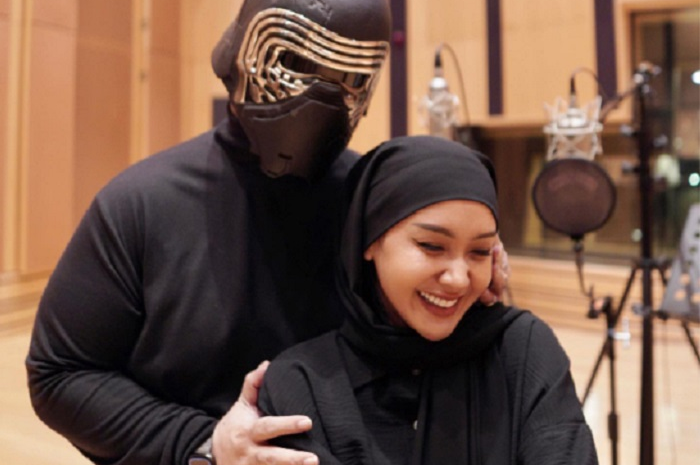 Penyanyi dangdut Cita Citata mendadak tampil berhijab.
