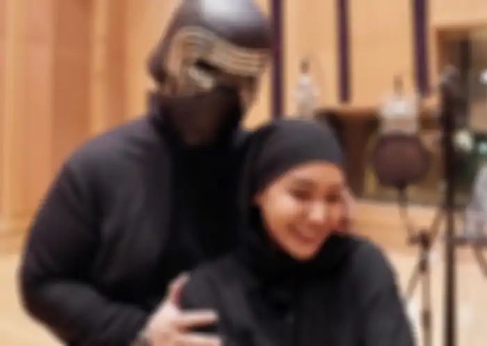 Penyanyi dangdut Cita Citata mendadak tampil berhijab.