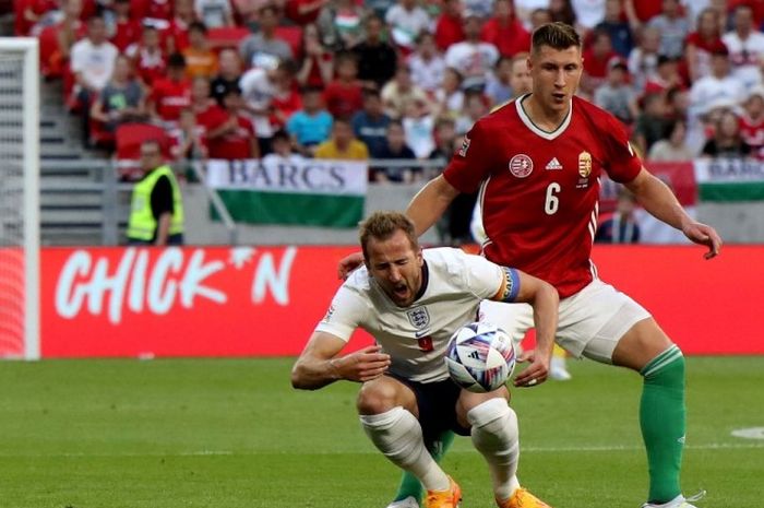 Aksi kapten Inggris, Harry Kane, dalam laga UEFA Nations League di kandang HUngaria, Sabtu (4/6/2022).