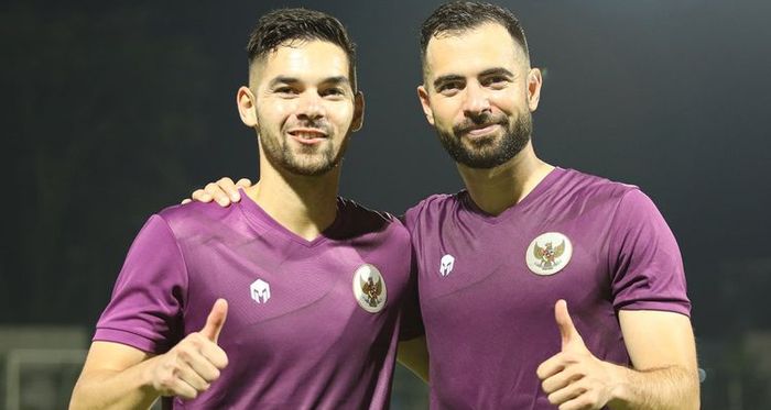 Sandy Walsh (kiri) dan Jordi Amat (kanan) mengikuti latihan perdana timnas Indonesia.