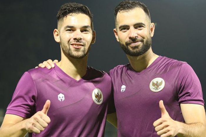 Sandy Walsh (kiri) dan Jordi Amat (kanan) mengikuti latihan perdana timnas Indonesia.