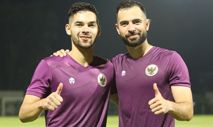 Sandy Walsh (kiri) dan Jordi Amat (kanan) mengikuti latihan perdana timnas Indonesia.