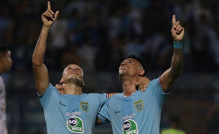 Selebrasi pemain Persela Rafinha (kiri) dan Alex dos Santos (kanan) usai mencetak gol ke gawang PS Tira-Persikabo pada pekan ke-16 Liga 1 2019 di Stadion Surajaya, Lamongan, Minggu (25/8/2019).