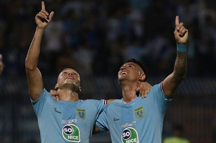 Selebrasi pemain Persela Rafinha (kiri) dan Alex dos Santos (kanan) usai mencetak gol ke gawang PS Tira-Persikabo pada pekan ke-16 Liga 1 2019 di Stadion Surajaya, Lamongan, Minggu (25/8/2019).