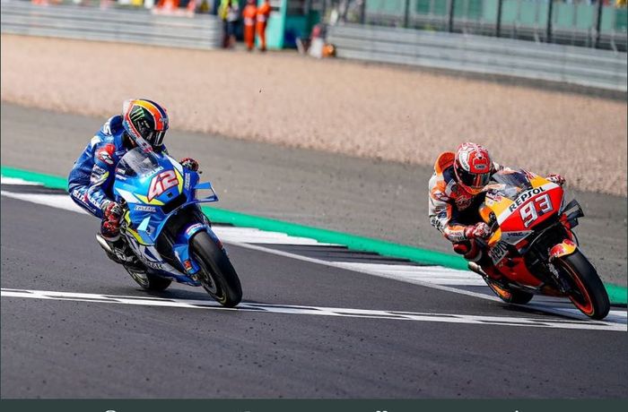 Momen ketika Alex Rins (kiri) memenangi MotoGP Inggris 2019 dengan keunggulan hanya 0,013 detik dari rivalnya, Marc Marquez (kanan)