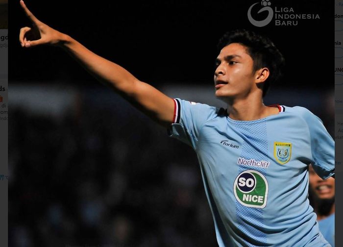 Muhamad Ridwan mencetak gol kedua Persela Lamongan ke gawang Persipura dalam partai Liga 1 di Stadion Surajaya, Lamongan, 22 Mei 2019.