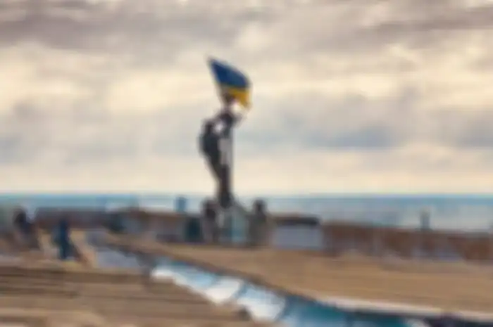 Bendera Ukraina berkibar di sebuah rumah sakit di Kherson setelah serangan balasan Ukraina sukses menyudutkan Rusia di Perang Rusia dan Ukraina