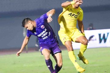 Duel pemain Persita Tangerang, Ezequiel Vidal, dengan pemain Persik Kediri, Renan Silva, pada laga pekan ke-15 Liga 1 2023/2024.