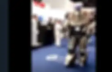 Bak Film Fiksi Ilmiah, Viral Raja Bahrain Dikawal Robot Raksasa, Bikin Semua Orang Terkejut Melihatnya, Ternyata Ini Fakta Sebenarnya