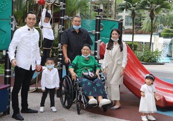 Taburi Bunga Kesukaan Ani Yudhoyono di Atas Pusara sang Ibu Mertua, Aliya Rajasa Ungkapkan Rasa Rindunya!