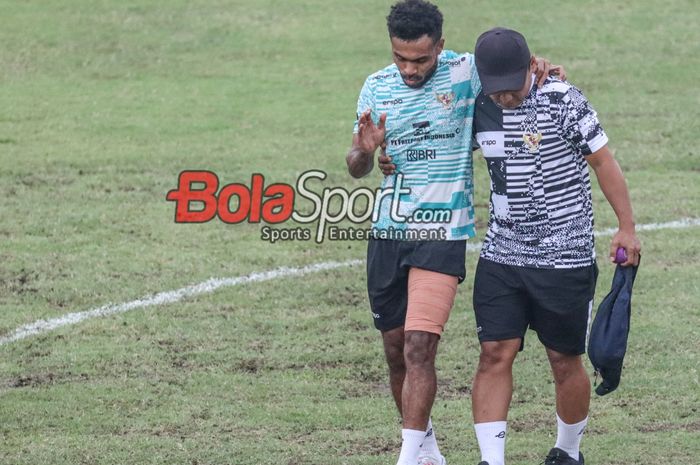 Yance Sayuri sempat mendapatkan perawatan medis saat latihan bersama timnas Indonesia di Lapangan B, Senayan, Jakarta, Selasa (28/5/2024).