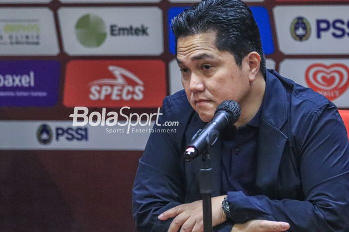 Ketua Umum PSSI, Erick Thohir, sedang memberikan keterangan kepada awak media dalam sesi jumpa pers di Stadion Gelora Bung Karno, Senayan, Jakarta, Minggu (19/2/2023) siang.