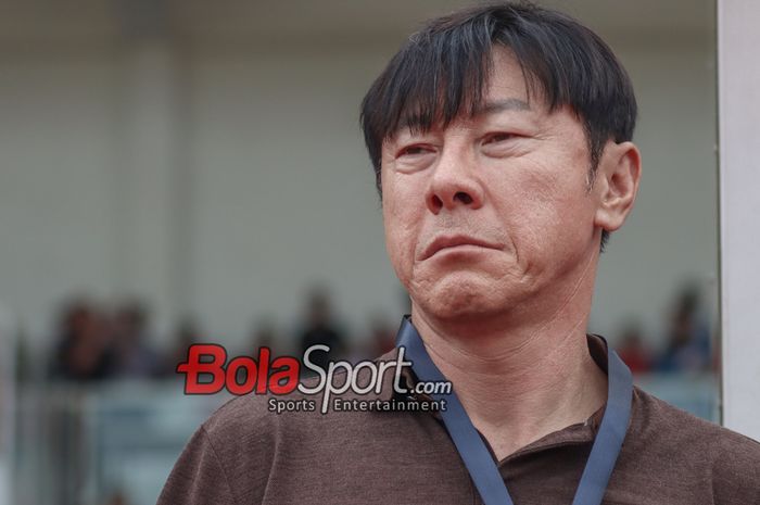 Pelatih timnas Indonesia, Shin Tae-yong, sedang memantau para pemainnya bertanding di Stadion Madya, Senayan, Jakarta, Minggu (2/6/2024).