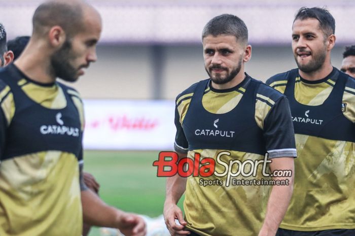 Majed Osman (kiri) dan Junior Eldstal (kanan) tampak ikut sesi latihan bersama Dewa United di Stadion Indomilk Arena, Tangerang, Banten, Kamis (21/9/2023).