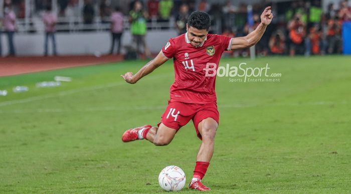 Bek sayap kanan timnas Indonesia, Asnawi Mangkualam Bahar, tampak akan menendang bola dalam laga leg pertama semifinal Piala AFF 2022 di Stadion Gelora Bung Karno, Senayan, Jakarta, 6 Januari 2023.