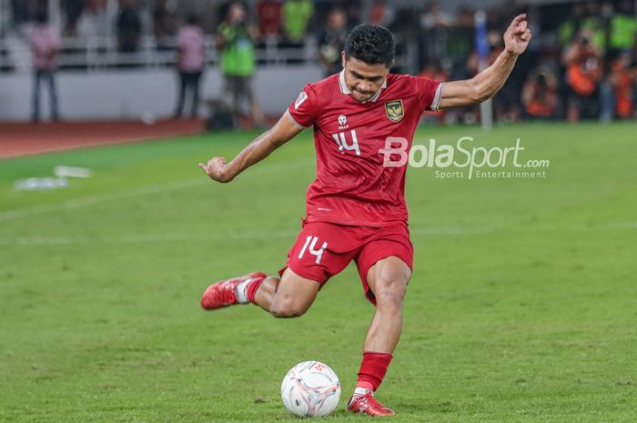 Bek sayap kanan timnas Indonesia, Asnawi Mangkualam Bahar, tampak akan menendang bola dalam laga leg pertama semifinal Piala AFF 2022 di Stadion Gelora Bung Karno, Senayan, Jakarta, 6 Januari 2023.