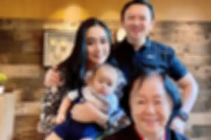 Potret kebersamaan Ahok, Puput Nastiti Devi, dan ibu Ahok.