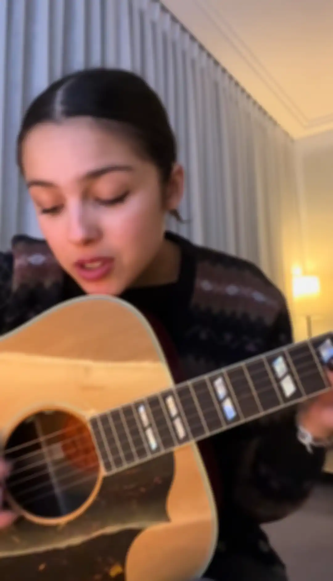 Olivia Rodrigo main gitar