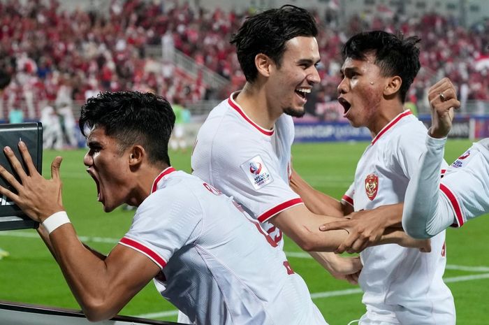 Kebahagiaan para pemain timnas U-23 Indonesia, Ramadhan Sananta, Nathan Tjoe-A-On, Arkhan Fikri dan Witan  Sulaeman usai mengalahkan Korea Selatan dalam perempat final Piala Asia U-23 2024 di Stadion Abdullah bin Khalifa, Kamis (25/4/2024).