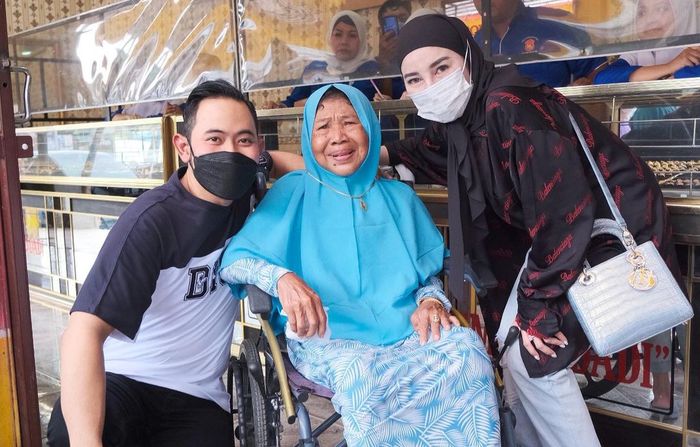 Potret Ibu Trimah, Juragan 99 dan istrinya saat membelikan emas.