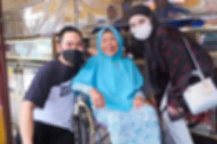 Potret Ibu Trimah, Juragan 99 dan istrinya saat membelikan emas.