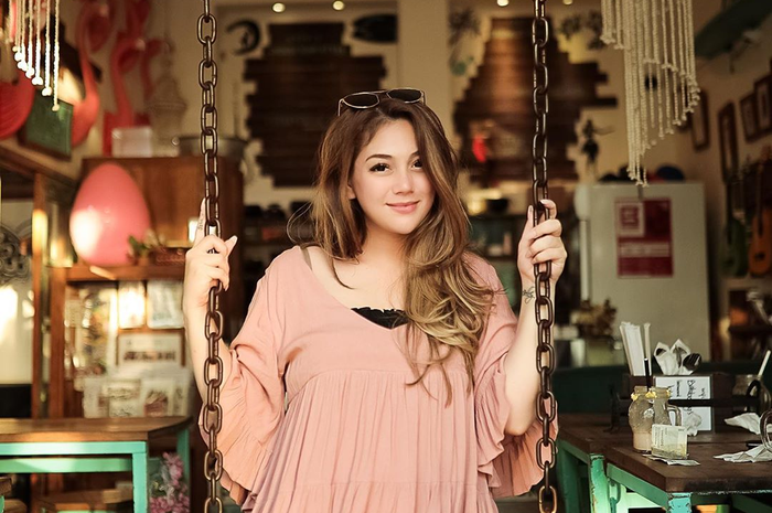 Celine Evangelista keturunan  H. Fadeli Luran