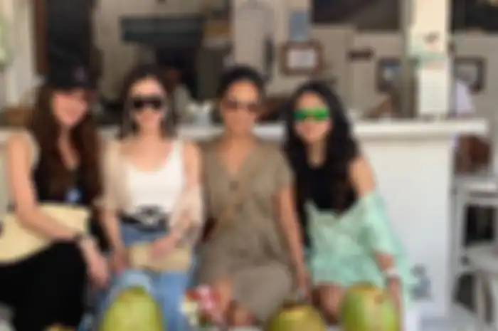 Luna Maya bersama Chryseis Tan dan dua bersaudara keluarga Nasimuddin.